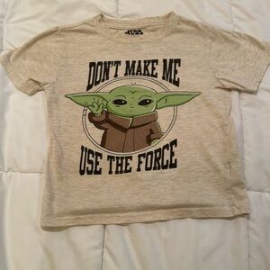 ⭐️ $1 if bundled - Kid's small 7/8 Star Wars Beige T-Shirt Green Graphic READ